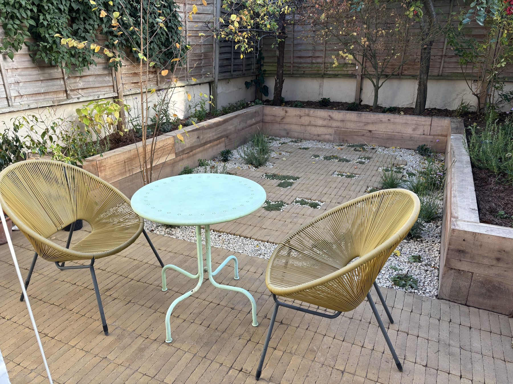 Camberwell garden seating with raised oak beds and brick paving